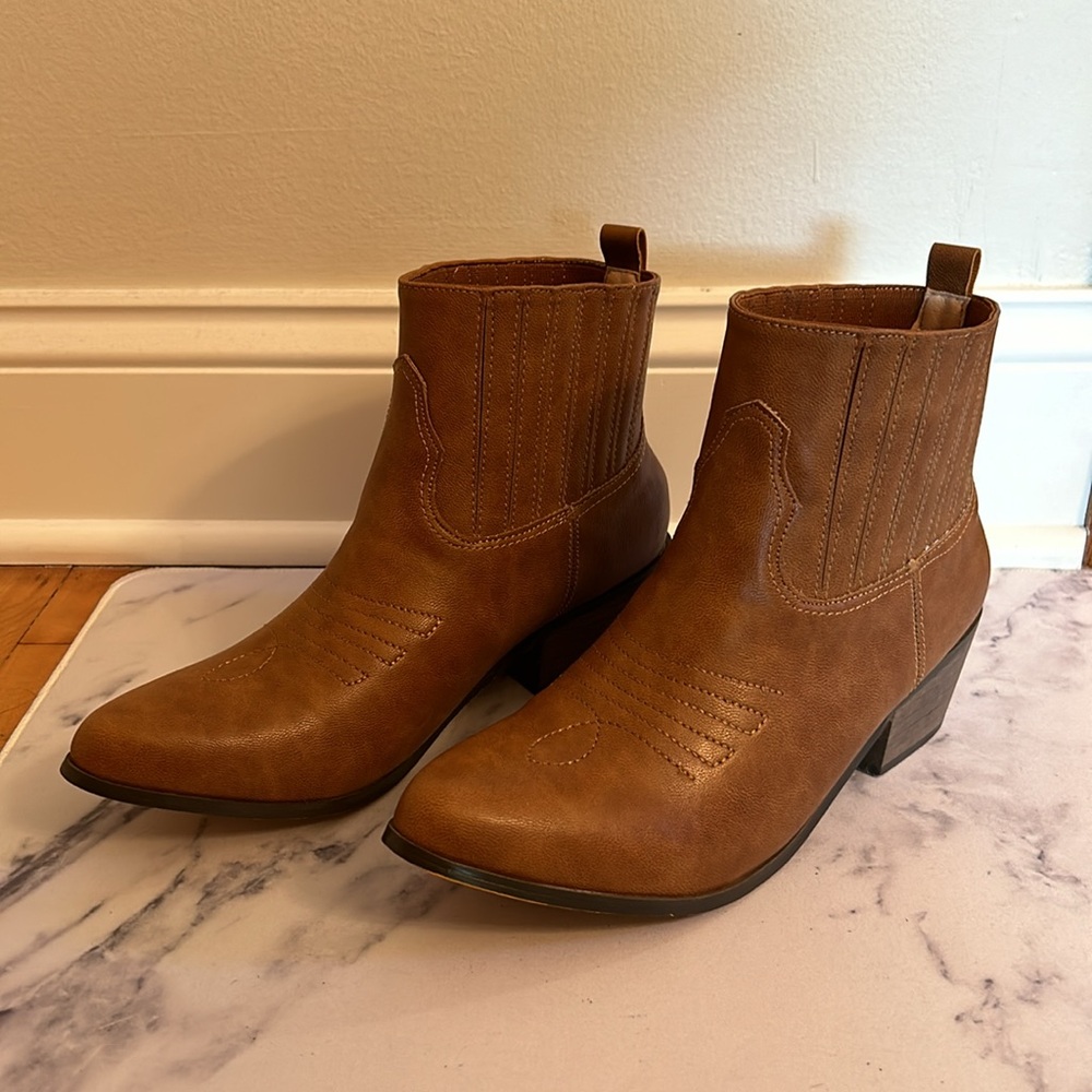 Chase + Chloe Brown Leather Western Pointed Toe Ankle Short Boot. Size: 8.5